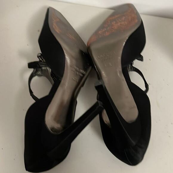 GIORGIO ARMANI BLACK SATIN FLOWER POINTED TOE HARDWARE PUMPS SIZE 40 1/2 - Picture 5 of 9